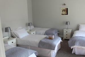 Giường trong phòng chung tại 5 mins walk to Carrick - Sleeps 12 - Off road parking - Modern house