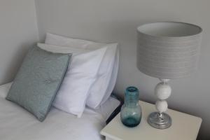 Giường trong phòng chung tại 5 mins walk to Carrick - Sleeps 12 - Off road parking - Modern house