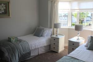Giường trong phòng chung tại 5 mins walk to Carrick - Sleeps 12 - Off road parking - Modern house