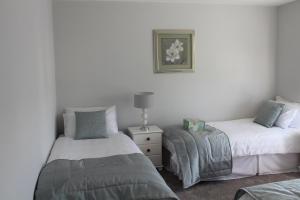 Giường trong phòng chung tại 5 mins walk to Carrick - Sleeps 12 - Off road parking - Modern house