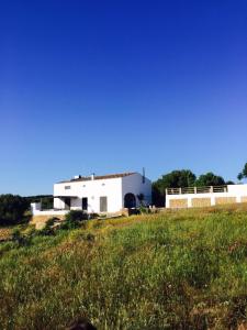 un edificio blanco en medio de un campo en Son Magic, en Ferreries