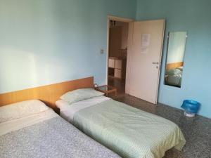 Zimmer mit 2 Betten und einer Tür zu einem Schlafzimmer in der Unterkunft Venice Lagoon House B&B in Tessera