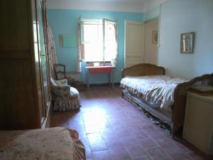 ラ・ロック・ダンテロンにあるaile d'un ancien masのベッドルーム1室(ベッド2台、窓付)