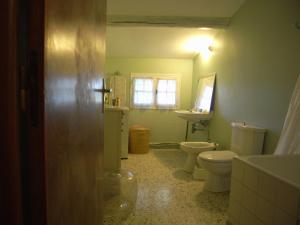 een badkamer met 2 toiletten en een wastafel bij aile d'un ancien mas in La Roque-dʼAnthéron