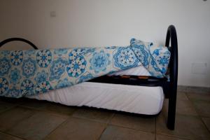 ガリポリにあるAppartamento Rivabellaのベッド(上に毛布付)