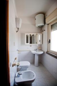 ガリポリにあるAppartamento Rivabellaのバスルーム(トイレ2つ、シンク付)