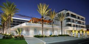 een gebouw met palmbomen ervoor bij Solar Tambau Residencial in João Pessoa