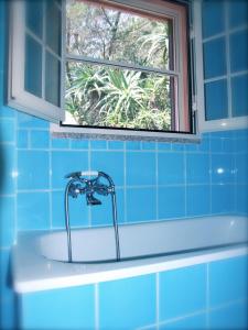 ラ・マッダレーナにあるVilla Micaのバスルーム(洗面台、窓付)