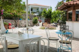 Un restaurante o sitio para comer en Vivian Apartments