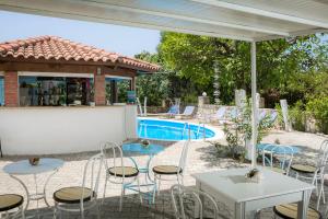 Bazén v ubytování Vivian Apartments nebo v jeho okolí