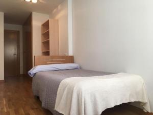 Кровать или кровати в номере Alojamiento moderno y céntrico