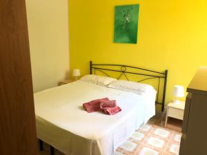 ガリポリにあるSpiaggia Baia Verde Gallipolitravelのベッドルーム1室(タオル付きのベッド1台付)