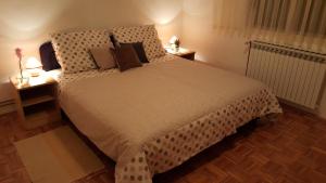 1 dormitorio con 1 cama grande y 2 mesitas de noche en Holiday Home Božičević, en Rakovica