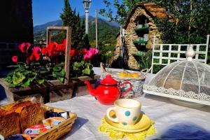 uma mesa com um bule de chá e um pote de chá sobre ele em Pietrasanta em Pietrasanta