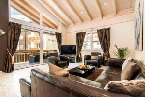 TV a/nebo společenská místnost v ubytování Chalet Sunshine