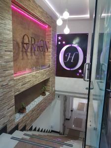 un vestíbulo de una tienda con un cartel en la pared en Hotel Orion, en Chinchiná