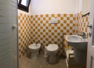 uma casa de banho com um WC e um lavatório em MARIA'S HOUSE em Porto Pino