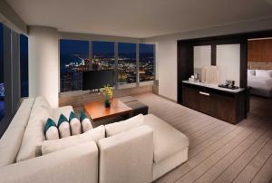 Ocean Casino Resort في أتلانتيك سيتي: غرفة معيشة مع أريكة بيضاء ونافذة كبيرة