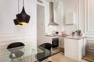 Kuchyňa alebo kuchynka v ubytovaní Baron Suites Reina