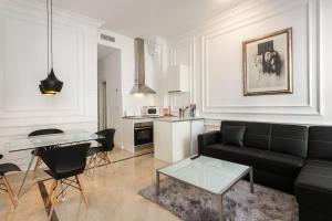 Posedenie v ubytovaní Baron Suites Reina