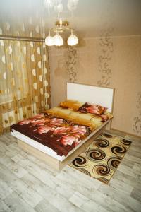 ヴェルフナヤ・ピシュマにあるАпартаменты Натальиのベッドルーム1室(ベッド1台、ラグ付)