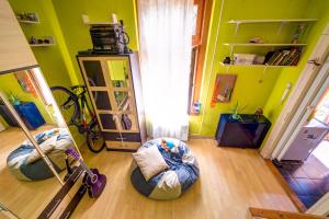 ブダペストにあるGreen Apartment Budapestの床に2袋の豆袋が備わる部屋