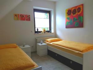 バート・ベルツィヒにあるFerienwohnung Auszeit Bad Belzig Nätheのベッドルーム1室(ツインベッド2台、窓付)