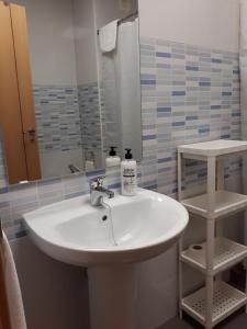 y baño con lavabo y espejo. en Apartamentos Begastri en Cehegín