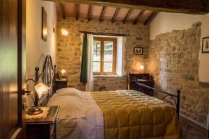 a bedroom with a bed and a window at Agriturismo Monte Acuto in Umbertide