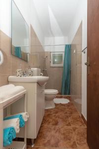 ein Bad mit einem Waschbecken und einem WC in der Unterkunft House Gloria in Crikvenica