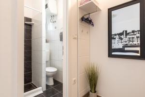 een badkamer met een toilet en een spiegel bij Guest House Beach & City in Split