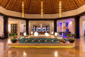 a lobby with a couch in the middle of a building at Ocean Coral & Turquesa All Inclusive in Puerto Morelos