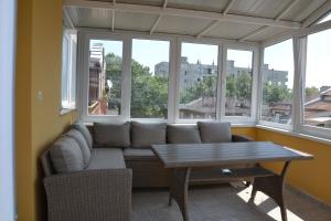 A seating area at Arte Casa