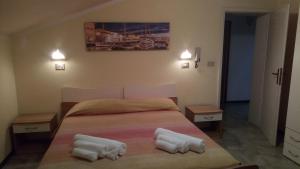 Tempat tidur dalam kamar di Hotel Carmen Viserba