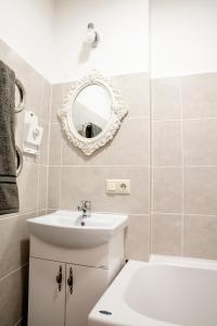 Ένα μπάνιο στο Downtown Apartment +30 φωτογραφίες