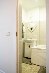 Ένα μπάνιο στο Downtown Apartment