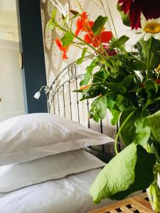 Ένα ή περισσότερα κρεβάτια σε δωμάτιο στο B&B Het Rode Hert