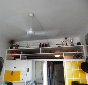 ジャルディーニ・ナクソスにあるpietre nereの天井からぶら下がる明かり付きのキッチン
