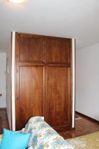 ArroneにあるIl Castello sul Lagoのソファ付きの部屋の木製ドア