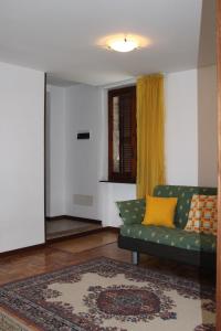 A seating area at Il Castello sul Lago