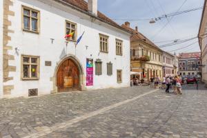 een geplaveide straat in een stad met een gebouw bij Quiet Old Town Hideout in Cluj-Napoca
