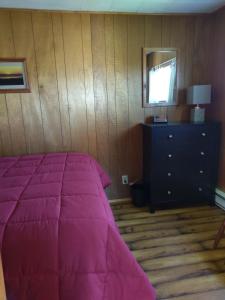 A bed or beds in a room at Cape View Motel & Cottages