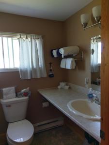 A bathroom at Cape View Motel & Cottages