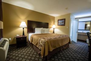 A bed or beds in a room at Relax Inn and Suites Kuttawa