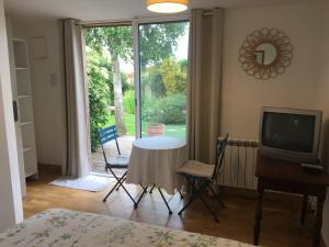 a room with a table and chairs and a television at Wissant l'Opale in Wissant +13 photos