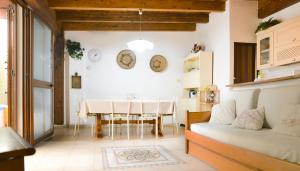 アルゲーロにあるLa casa di Tizianaのリビングルーム(テーブル、ソファ付)