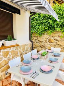 una mesa blanca con platos y servilletas. en Casa Rural Cabeza Lobera, en Villanueva de Ávila