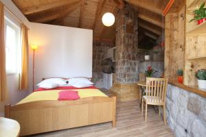 een slaapkamer met een bed en een tafel in een kamer bij Luxury Apartments in Dubrovnik