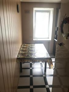 un tavolo in una stanza con finestra di Vasileva a Kam"janec'-Podil's'kyj