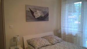 ザコパネにあるApartament Ulubionyのベッドルーム1室(ベッド1台付)が備わります。壁に絵が飾られています。